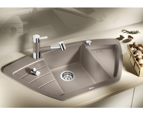 Eckspüle mit Abtropffläche, Spülmittelspender und Armatur