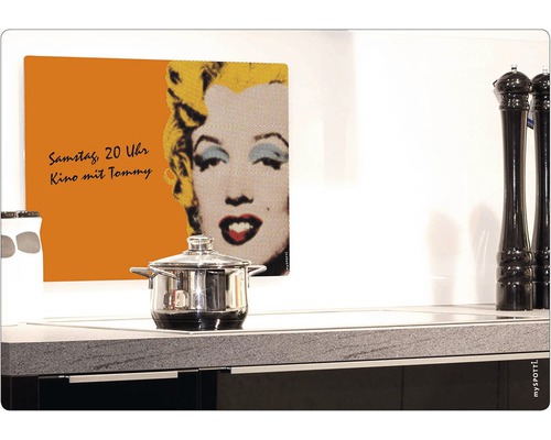 Küche mit Kochtopf und Memoboard mit Marilyn Monroe Motiv