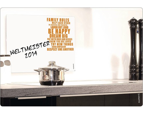 Magnettafel mit dem Text ''Family Rules'', einem Kochtopf und Küchenutensilien