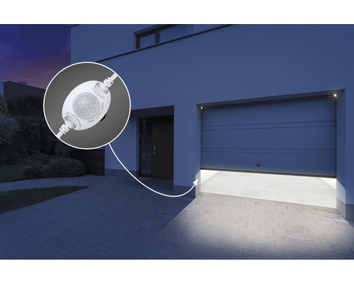 Außenansicht eines Hauses mit einer Garage, die von einem Bewegungsmelder gesteuert wird