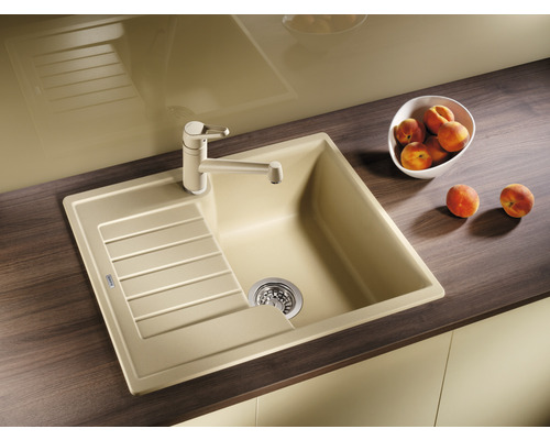 Spüle mit Abtropffläche und Armatur auf einer Küchentheke.