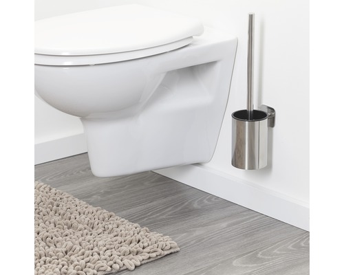 Wand-WC mit Toilettenbürste und Badteppich