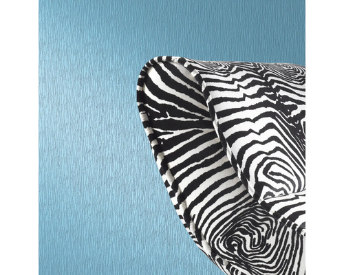 Nahaufnahme eines Sessels mit Zebra Muster