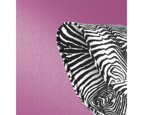 Detailansicht eines Sessels mit Zebra-Muster vor einer Wand