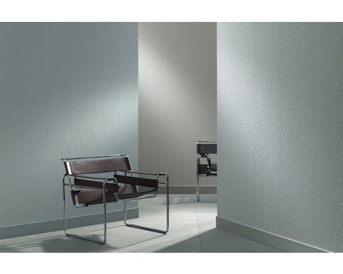 Raum mit gepunkteter Tapete und Stahlrohrstühlen