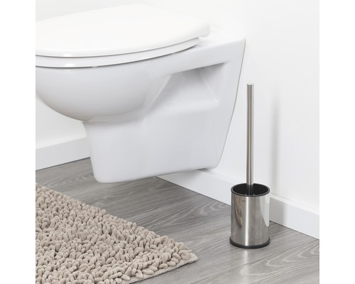 Wandhängendes WC mit Toilettenbürste und Badteppich