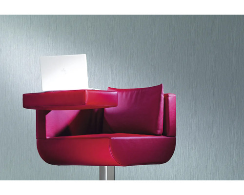 Roter Sessel mit integriertem Tisch und Laptop