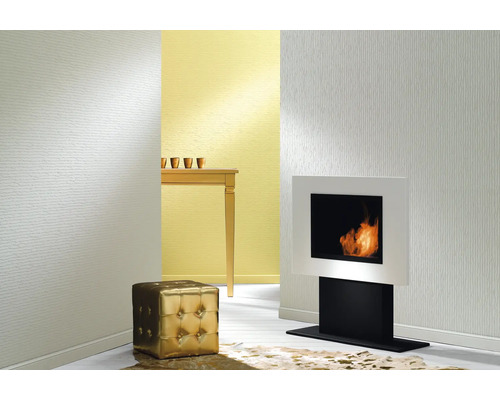 Innenraum mit Kamin, Hocker und Tisch