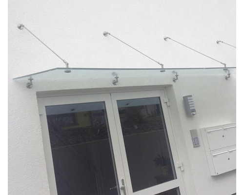 Eingangsbereich mit Glasvordach und Edelstahlhalterung