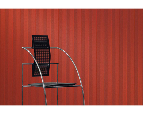 Tapete mit Streifenmuster und Stuhl