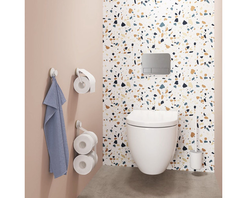 Badezimmer mit Toilette, Toilettenpapierhalter, Handtuch und WC-Bürste