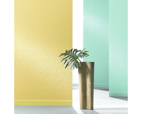 Raum mit gelber und grüner Strukturtapete und Dekoration