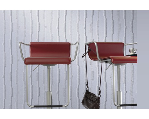 Zwei Barhocker mit Metallgestell vor einer Wand mit einem Reliefmuster.