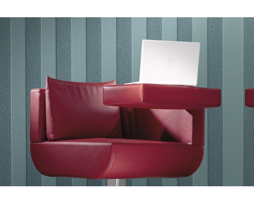 Roter Sessel mit integriertem Tisch und Laptop