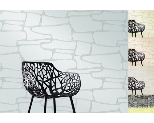 Tapete mit Steinmuster und einem schwarzen Stuhl