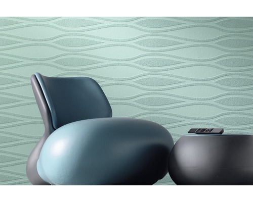 Wohnzimmer mit Strukturtapete, Sessel und Beistelltisch