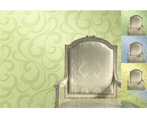 Dekorative Tapete mit floralem Muster und Barocksessel