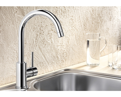 Küchenarmatur aus Metall mit hohem Auslauf