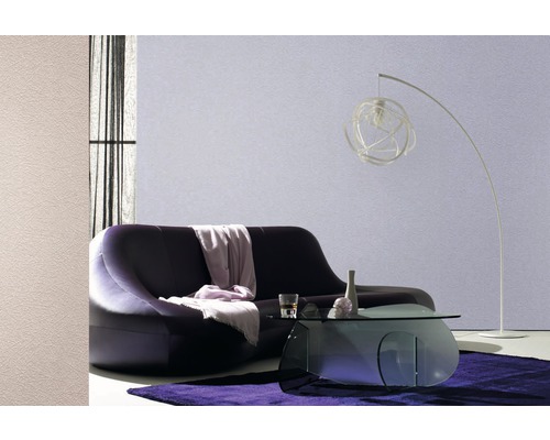 Wohnzimmer mit Sofa, Couchtisch, Stehlampe und Teppich