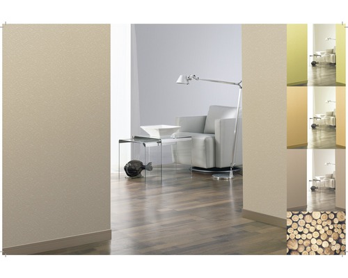 Wohnzimmer mit Strukturtapete, Sessel und Tisch