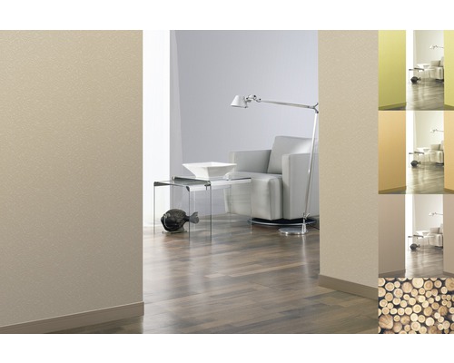 Beige Vliestapete in einem Wohnraum mit Sessel und Glastisch