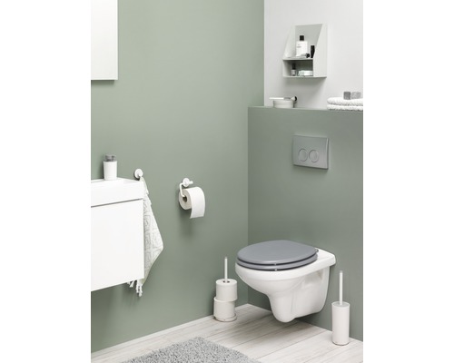 Modernes Badezimmer mit Wand-WC, Waschbecken, Ablage und Accessoires