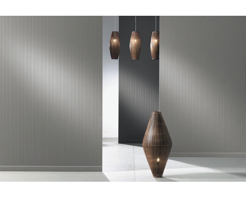 Szene mit Strukturtapete, Stehleuchte und Pendelleuchten