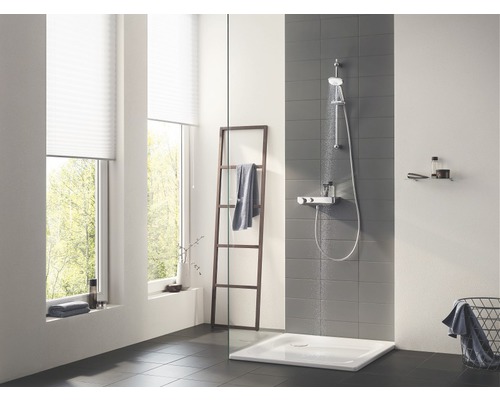 Helles Badezimmer mit Dusche, Handtuchleiter und Fenster