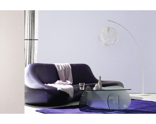 Wohnzimmer mit Sofa, Couchtisch, Stehlampe und Teppich