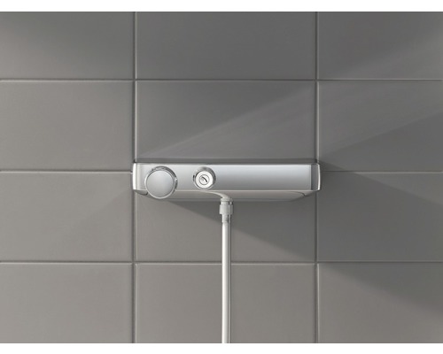 Aufputz-Brausethermostat mit Brauseschlauch vor gefliester Wand