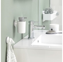 Modernes Badezimmer mit Waschbecken, Armatur, Seifenspender und Handtuchhalter