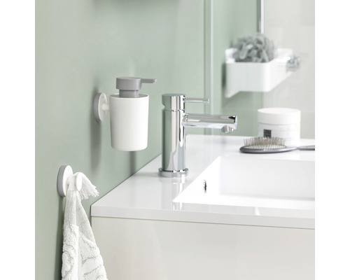 Modernes Badezimmer mit Waschbecken, Armatur, Seifenspender und Handtuchhalter