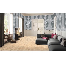 Wohnzimmer mit grauer Couch, Kaminofen und gemusterter Tapete