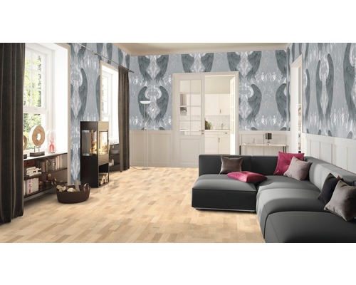 Wohnzimmer mit grauer Couch, Kaminofen und gemusterter Tapete