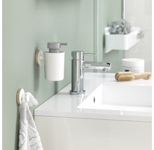 Modernes Badezimmer mit Seifenspender, Handtuchhalter und Waschtisch