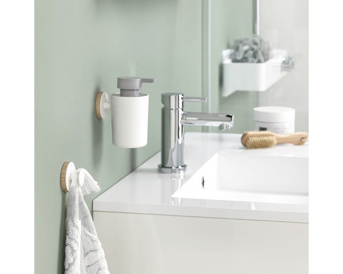 Modernes Badezimmer mit Seifenspender, Handtuchhalter und Waschtisch