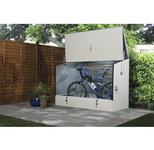 Fahrradbox mit geöffnetem Deckel im Garten mit Fahrrad und Fahrradhelm