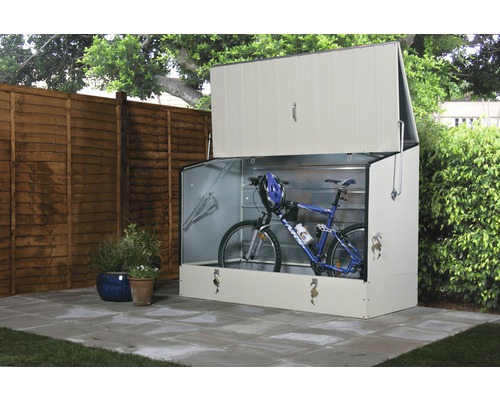 Fahrradbox mit geöffnetem Deckel im Garten mit Fahrrad und Fahrradhelm