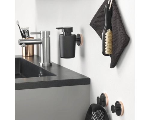 Badezimmer Waschbecken mit Armatur, Seifenspender, Handtuch, Bürste und Haken