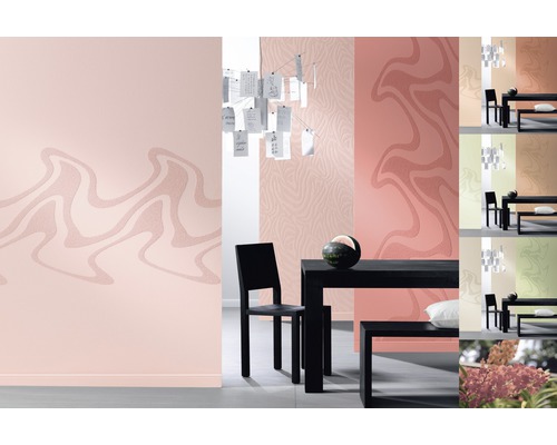 Wohnraum mit verschiedenen Tapetenmustern und Esstischgruppe