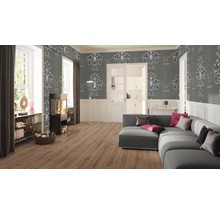 Wohnzimmer mit grauer gemusterter Tapete, Sofa und Holzboden