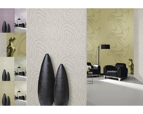 Wohnraum mit gemusterter Tapete, Sessel und Dekoration