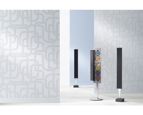 Heller Raum mit gemusterter Tapete und Audioanlage