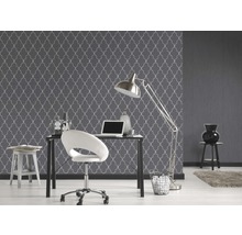 Arbeitszimmer mit gemusterter Tapete, Schreibtisch und Bürostuhl
