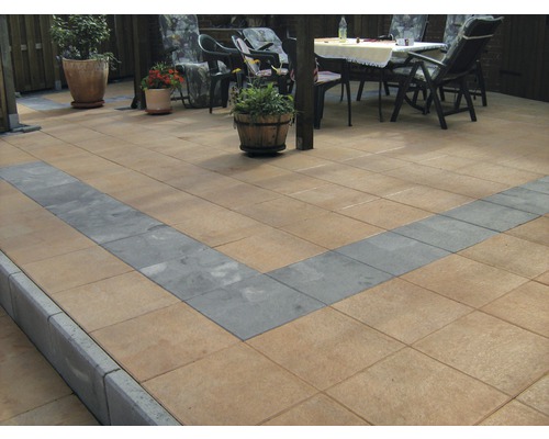 Terrasse mit Pflastersteinen und Sitzbereich im Freien