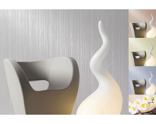 Wohnraumgestaltung mit strukturierten Tapeten, Sessel und dekorativer Beleuchtung