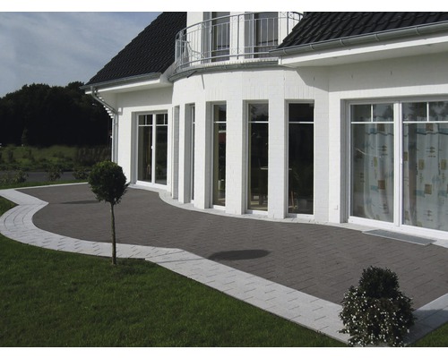 Terrasse mit Pflastersteinen vor einem Wohnhaus