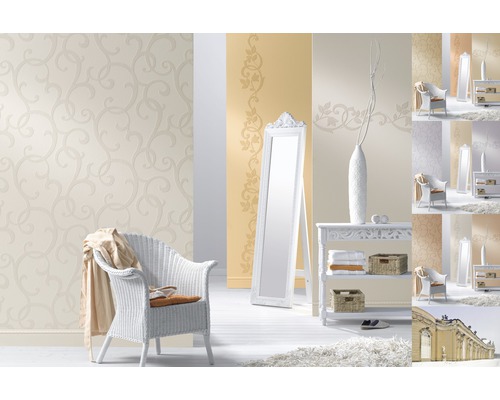 Dekoratives Zimmer mit Mustertapete, Sessel und Spiegel