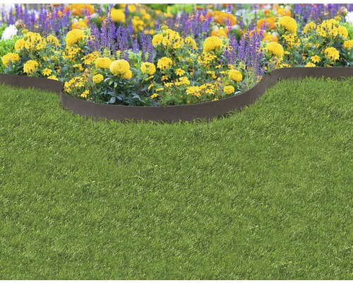 Garten mit Rasenfläche und Blumenbeetbegrenzung