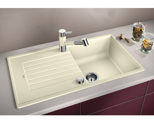Beige Küchenspüle mit Abtropffläche, Armatur und Spülmittelspender